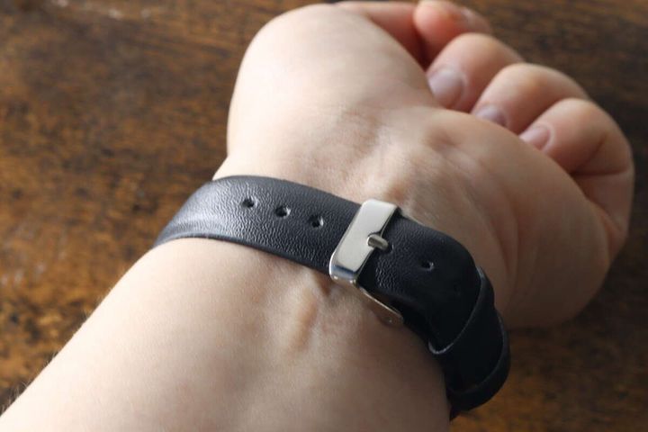 女性の腕に着用されたシンプルウォッチのベルト部分