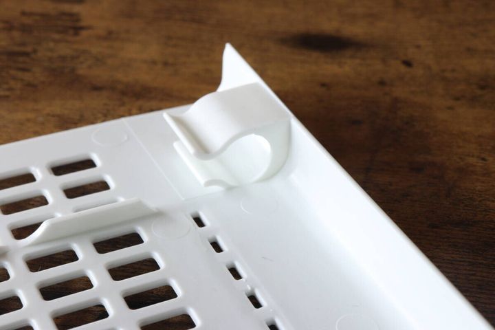 つっぱり棒用棚の裏側にあるフック部分