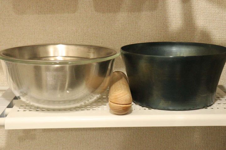 つっぱり棒用棚をセットした棚にボウルとスパチュラ