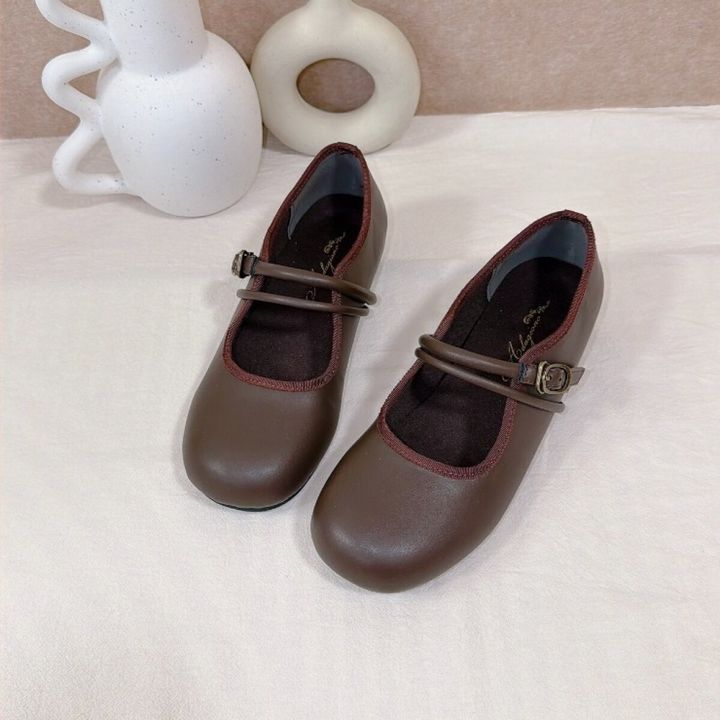 丸みのあるフォルムの茶色いストラップシューズ