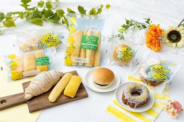 セブンイレブンのレモン味のパンやスイーツがテーブルに並べられた俯瞰写真