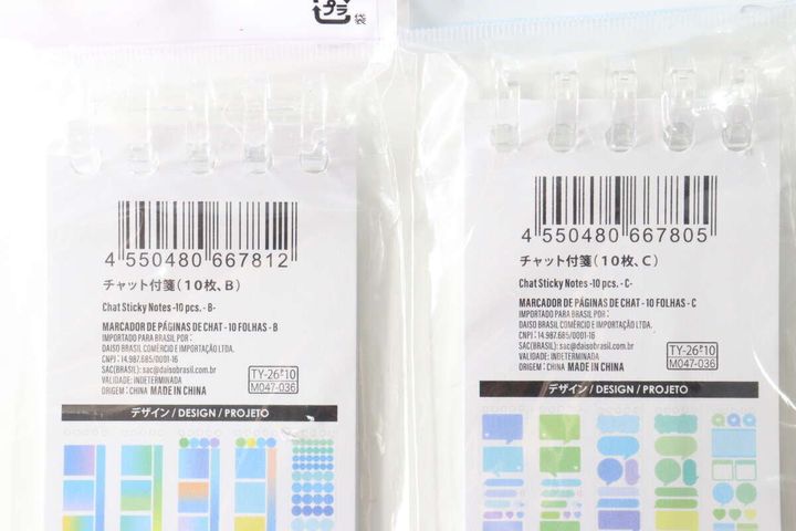 チャット付箋BとCのパッケージ裏面にあるバーコードと商品情報がクローズアップされている