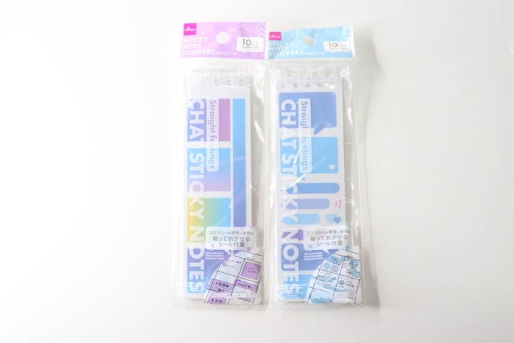 ダイソーのチャット付箋BとCがパッケージに入った状態で並べられている
