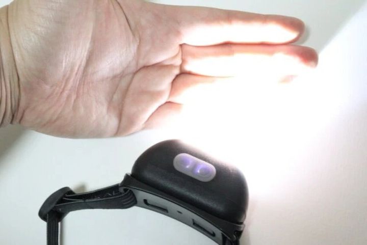 点灯したヘッドライトの前に手のひらをかざして操作する様子