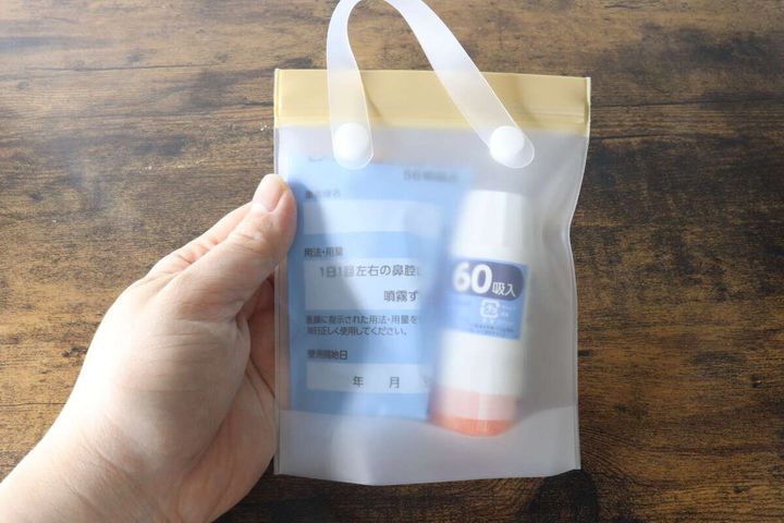 半透明のチャック袋に点鼻薬と吸入薬が入っている