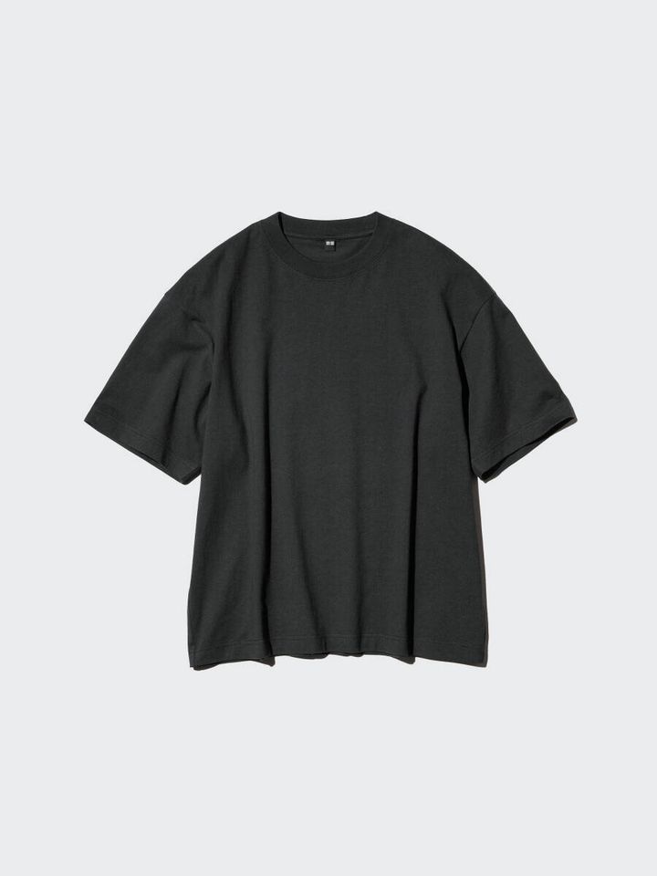 黒いゆったり半袖Tシャツ、短め丈でスタイルアップ