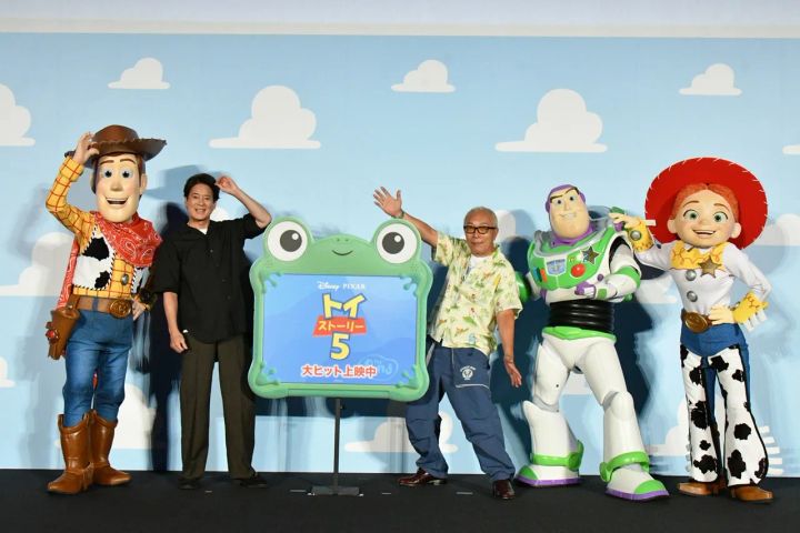 声優2人とキャラクターの記念撮影