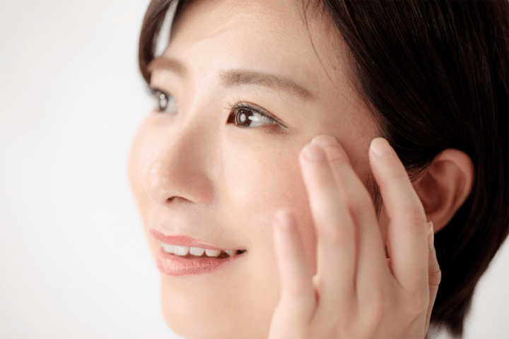 女性の目元アップ