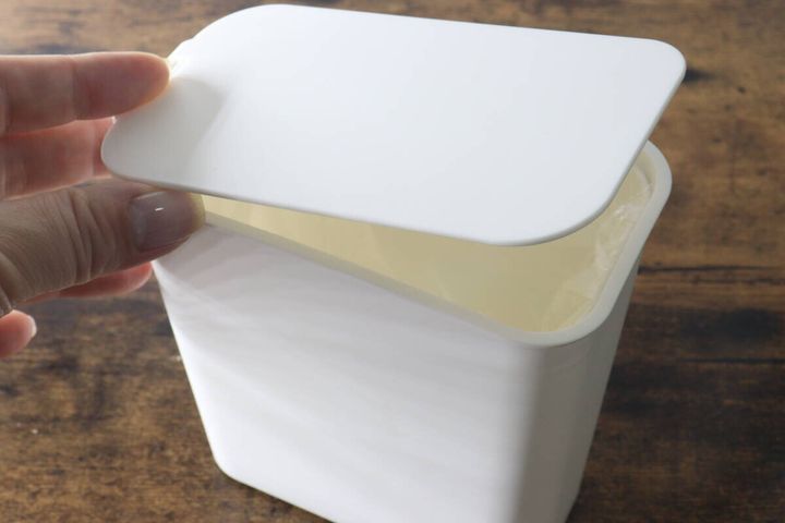 ダストボックスのフタを閉めようとしている手元