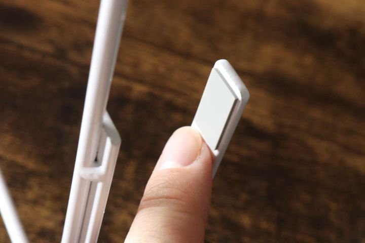 ラックのフック裏にある白い滑り止め部分を指で示している