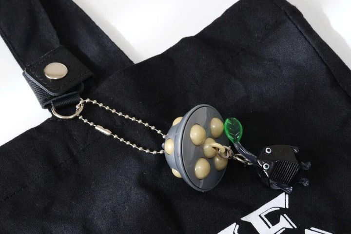 黒いバッグにキーホルダーステーションとキャラクターキーホルダー