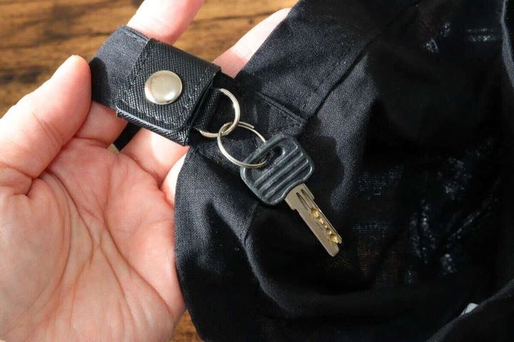 黒いバッグの持ち手に鍵を付けたキーホルダーステーション