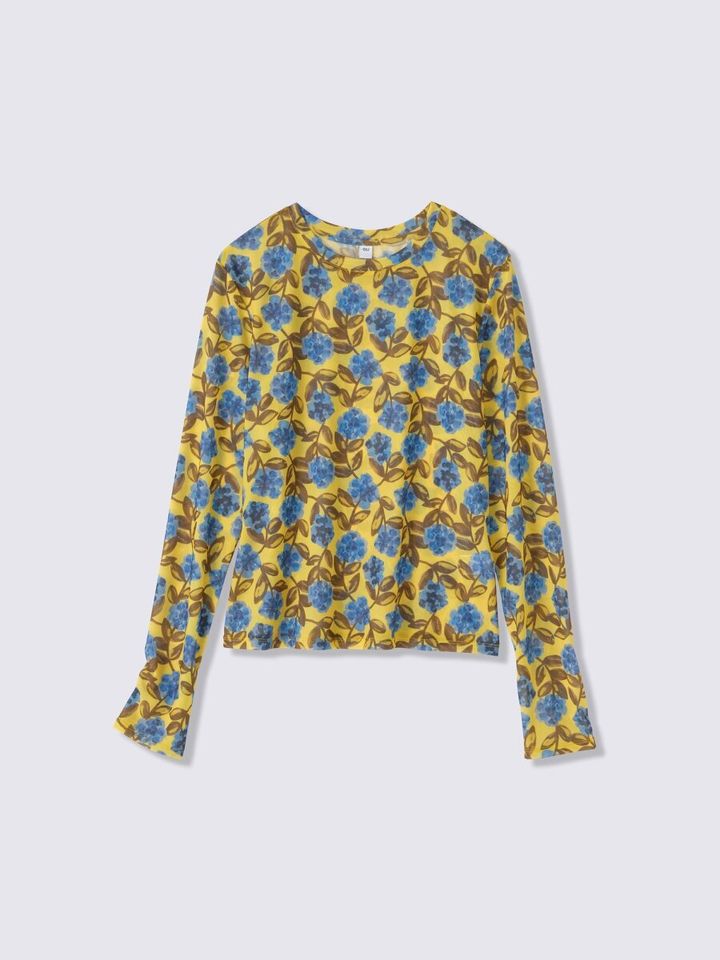 黄色地に青い花柄がプリントされたシアーTシャツ