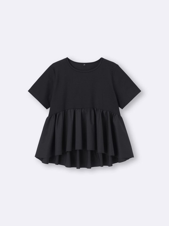 黒い布帛切り替えのTシャツ。裾がフレアになっており、体型をカバーするデザイン。