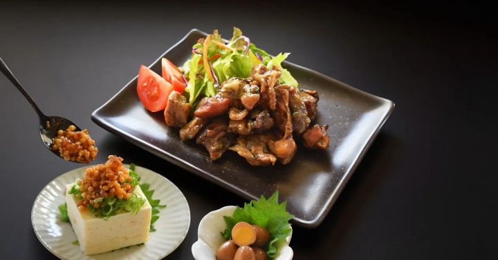 炭火焼と万能たれの食卓例