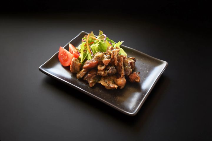 鶏の炭火焼の盛り付け