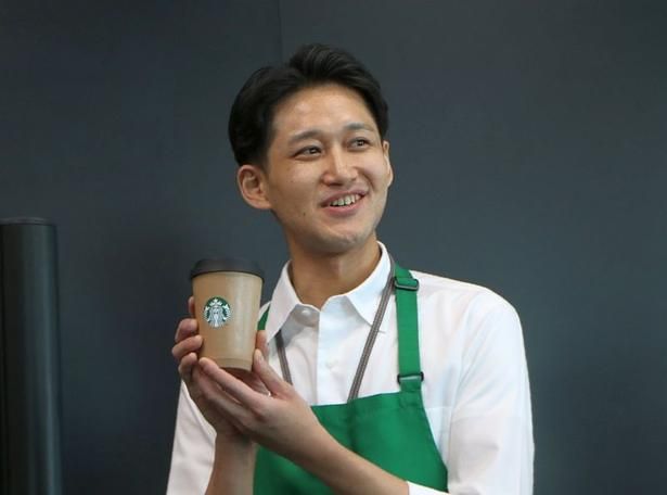 「森のスターバックスプロジェクト」の一環として、森林整備の過程で生まれる群馬県みなかみ町の間伐材を使用したタンブラー「群馬 森とつながるタンブラー 355ミリリットル」(3600円)も販売(販売店舗：群馬県内スターバックス店舗)。クラフト感のある独特の表情に注目