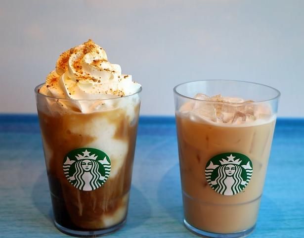 沖縄ならではのビバレッジ「沖縄 まーさん黒糖 フローズン ミルクコーヒー」と、「沖縄 まーさん黒糖 アイスミルクティー」(左から)