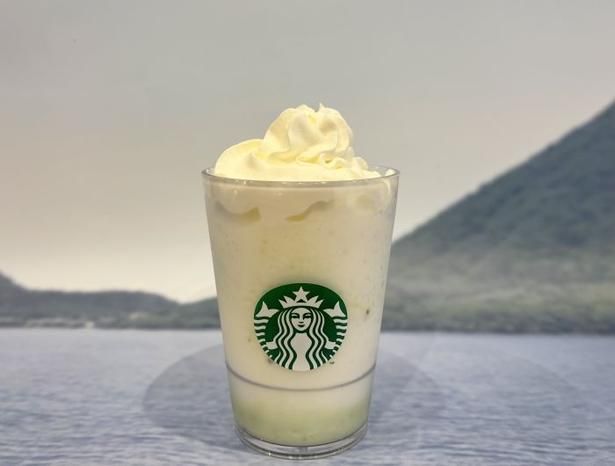 鮮やかなグリーンのキウイフルーツソースが入る「群馬 やっぱし榛名山なんさ キウイ ヨーグルト フラペチーノ」