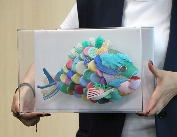 本プログラムの象徴となる「ゆいまーるアート」。これは、沖縄の海岸で県内のパートナーが地域の人々と回収したプラスチックごみを素材として制作した小さな魚のオブジェ。第1弾として県内12店舗に設置し、今後順次展開店舗を拡大予定