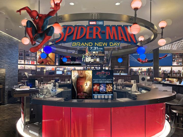 大型ロゴと立体スパイダーマンの店内装飾
