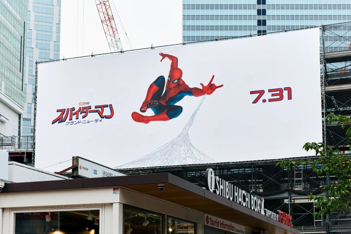 渋谷の巨大看板とジャンプするスパイダーマン
