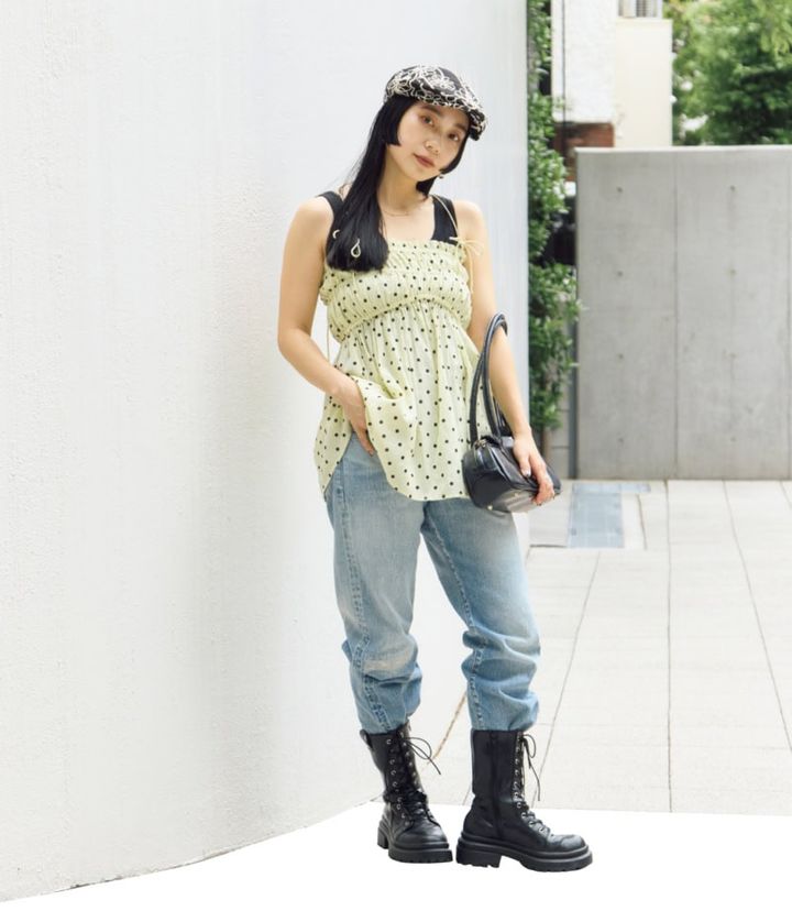 トップス※同柄のパンツとセット¥26,400（アメリ）、パンツ¥49,500（ニュー マニュアル×アメリ／ともにアメリヴィンテージ）