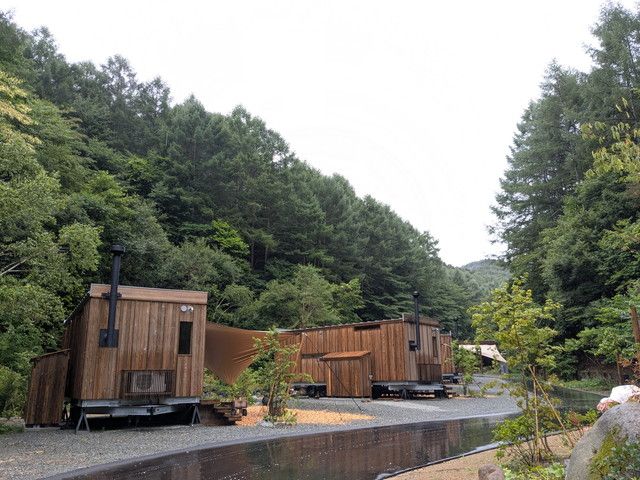 朝の光の中に佇むEarthboat Ueda Onsenの客室棟全景
