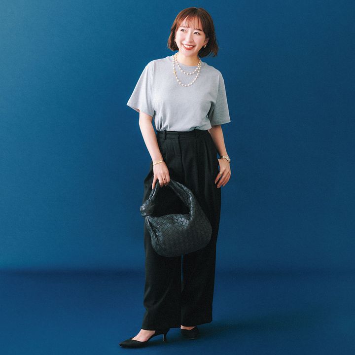 メンズのボックス型Tシャツと太めパンツにパールのネックレスのコーデ