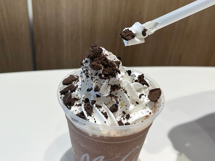 チョコのコクがUP！「クッキー＆クリームチョコフラッペ」