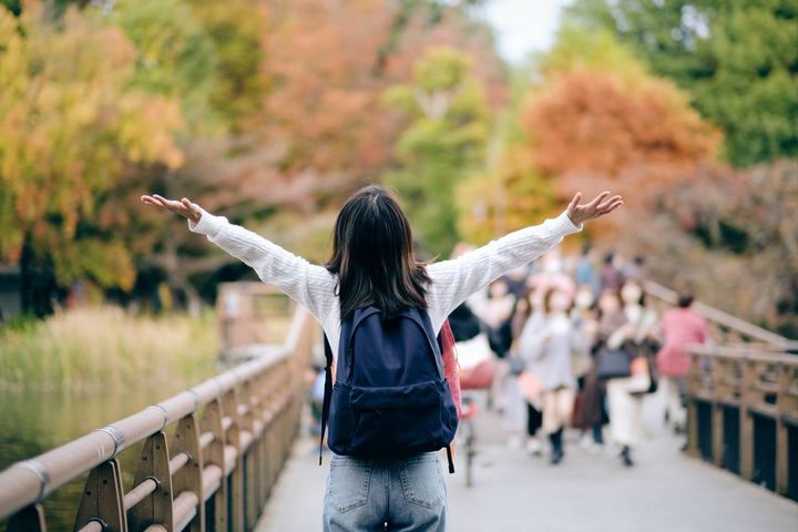伸びをする人
