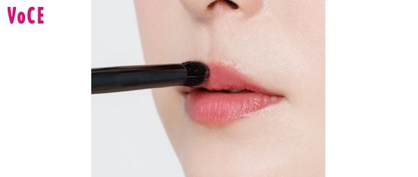 筆さばきで唇と輪郭の質感を操る／上唇