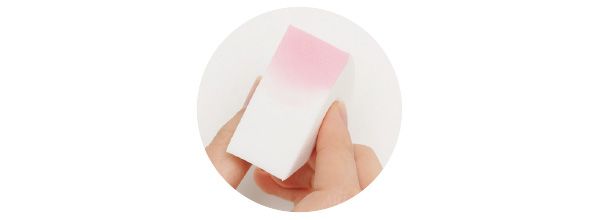 パウダーチークをスポンジ側面の1／4に