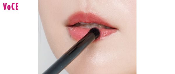 筆さばきで唇と輪郭の質感を操る／下唇