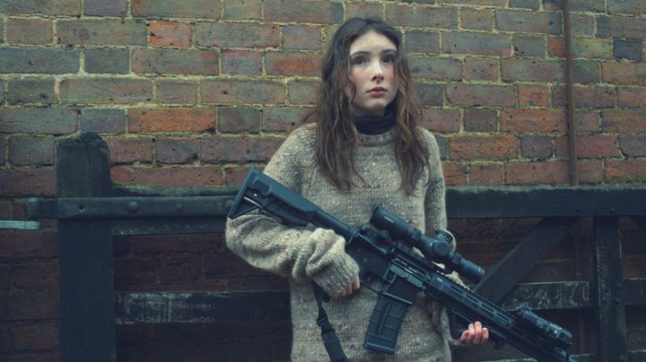映画『シェルター』場面写真 少女ジェシー役を演じるボディ・レイ・ブレスナック （C）2026 Fire Hawk Productions Limited. All Rights Reserved. width=