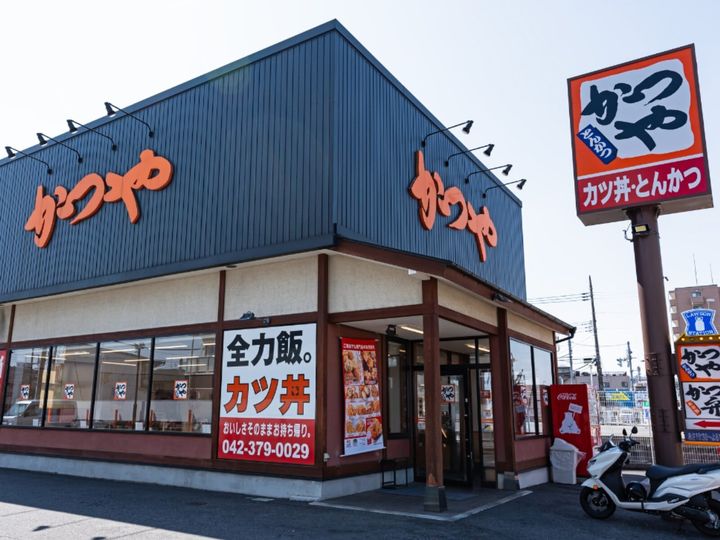 かつや公式Xは8月6日に投稿を更新。8月7日から開催の「感謝祭」で人気メニューが150円引きになるキャンペーンを予告しています。（サムネイル画像出典：PIXTAより）