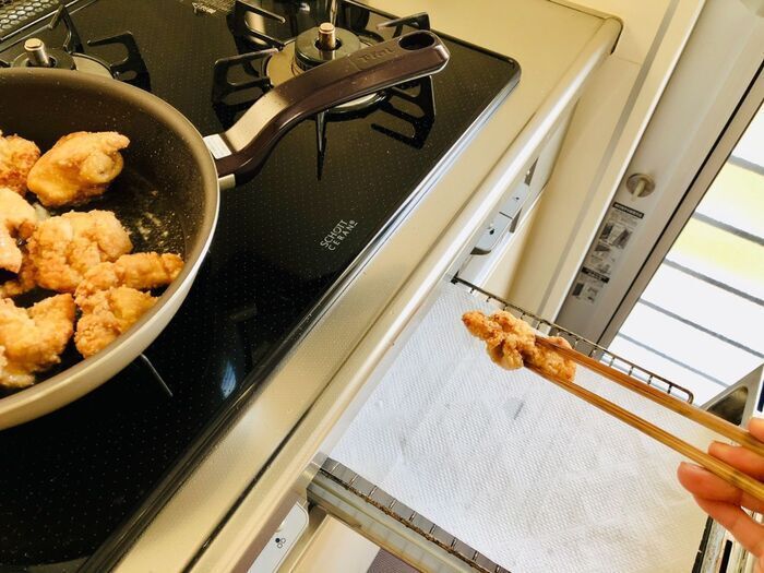 揚げ物で〈バット〉を使わず油切りする方法。ナイスな