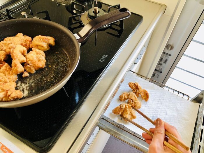 揚げ物で〈バット〉を使わず油切りする方法。ナイスな