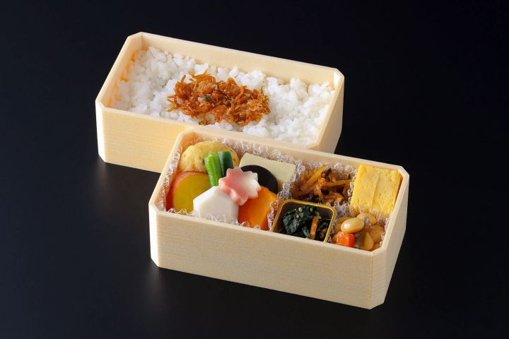二段折箱の彩り豊かな弁当