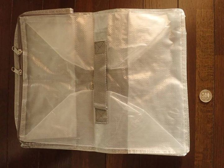 DAISO(ダイソー)：クリアー収納袋(30cm×25cm×36cm)