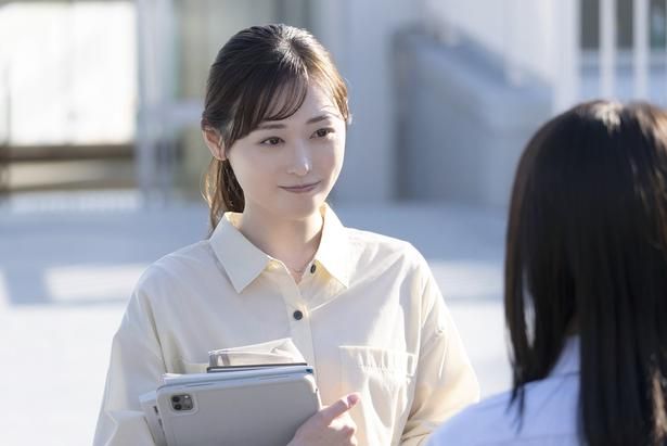 彰の夢であった高校教師になった百合(福原遥) [c]2026「あの星が降る丘で、君とまた出会いたい。」製作委員会