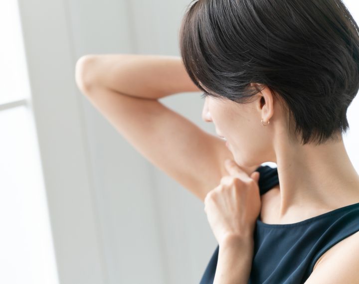 脇の臭いを気にする女性