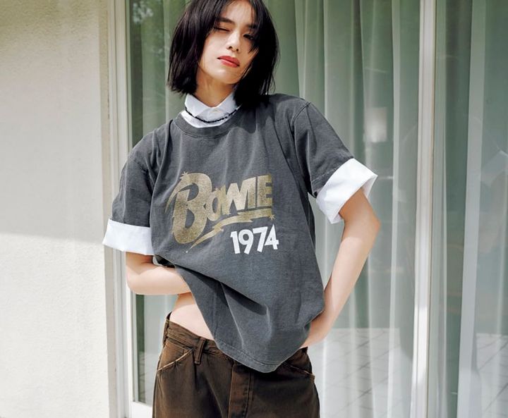オーバーサイズシャツの白襟と袖がTシャツのラフさを中和。Tシャツ¥6,930（グッド ロック スピード／ジャーナル スタンダード レリューム ルミネ新宿店） 中に着たシャツ¥26,400（ティッカ） バンツ¥37,400（オーセン ジャパン／ラフォエム） ネックレス¥27,500（フォークバイエス／UTS PR）