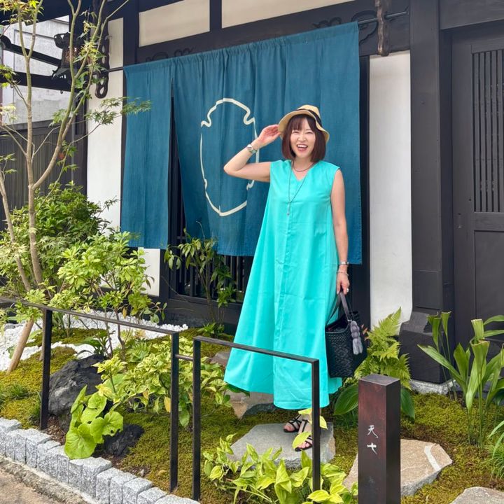ワンピース : RANAN、バッグ : CHEVERE、シューズ : GU
