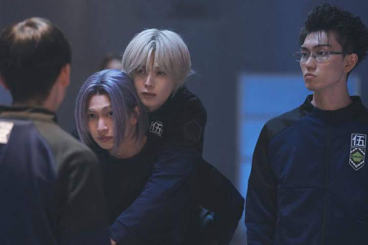 映画『ブルーロック』よりチームVの御影玲王（綱 啓永）、凪誠士郎（K）、剣城斬鉄（樋口幸平）