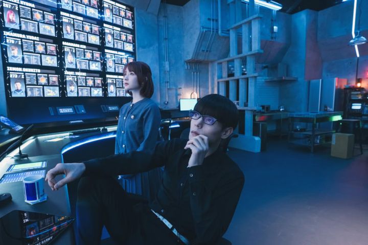 映画『ブルーロック』より高校生を統括する絵心甚八（窪田正孝）と帝襟 アンリ（畑 芽育）