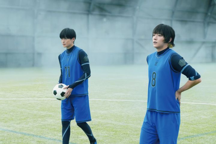 映画『ブルーロック』より潔世一（高橋文哉）と蜂楽廻（櫻井海音）