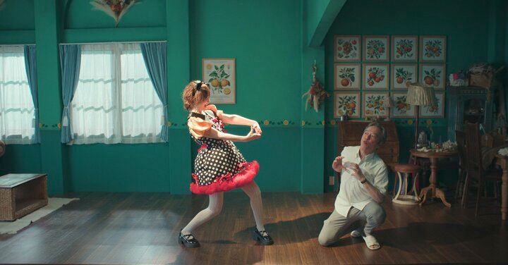 【写真・画像】YOU（61）のコスプレ姿に反響「可愛い」「似合う」 『バカンスの法則』で大御所俳優の淑女な妻役 3枚目