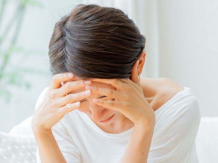 【医師が回答】頭痛はよくあるから、薬を飲んで休めば大丈夫だと思っていませんか？ 頭痛の中には、くも膜下出血などの命にかかわる病気が原因で起こる危険なものもあります。見分け方のポイントをご紹介します。（※画像：Shutterstock.com）