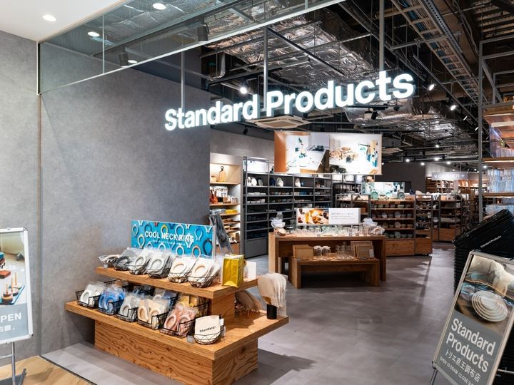 「スタンダードプロダクツ」から発売されている「リュック」が、価格以上に見える上質な見た目で人気を集めています。SNSでも反響を呼んでいる同商品の魅力を紹介します。